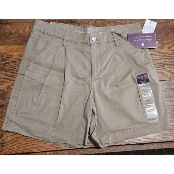 Gloria Vanderbilt Pants - Gloria Vanderbilt Khaki Shorts, Slimming Effect, 6, NWT ✔️